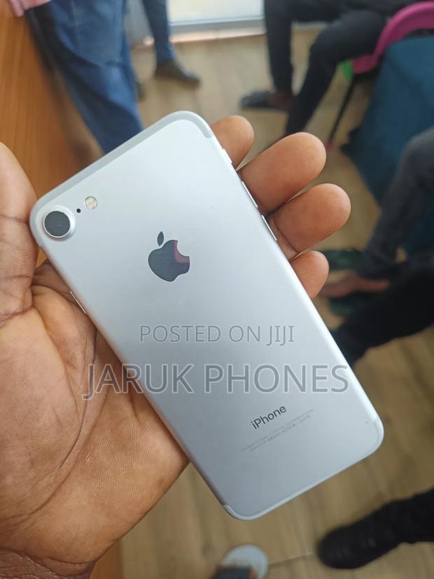 Apple iPhone 7 32 GB Silver · Photo 2