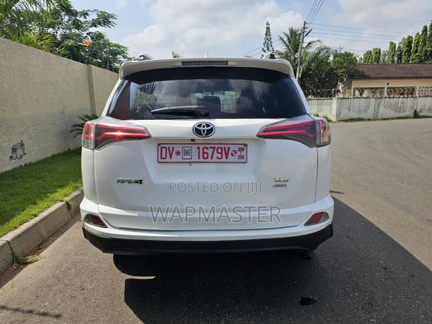 Toyota RAV4 XLE AWD (2.5L 4cyl 6A) 2016 White · Photo 2
