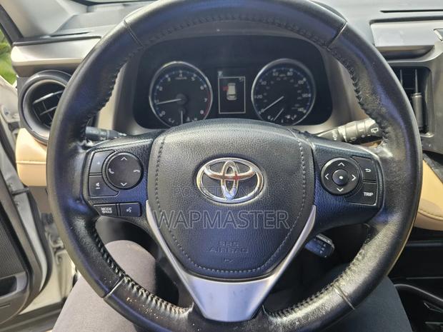 Toyota RAV4 XLE AWD (2.5L 4cyl 6A) 2016 White · Photo 7