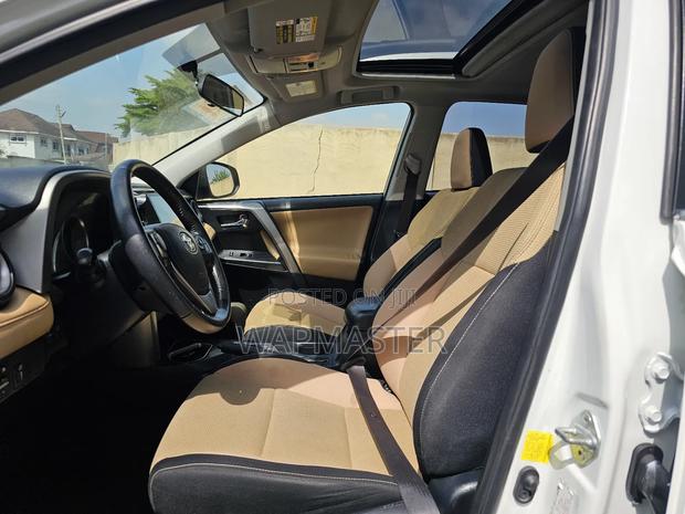 Toyota RAV4 XLE AWD (2.5L 4cyl 6A) 2016 White · Photo 8