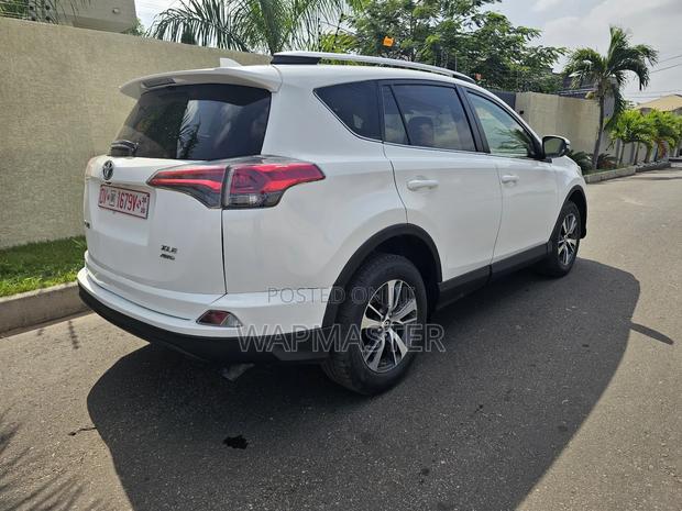 Toyota RAV4 XLE AWD (2.5L 4cyl 6A) 2016 White