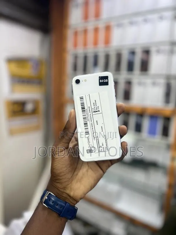 Apple iPhone SE (2020) 64 GB White · Photo 1