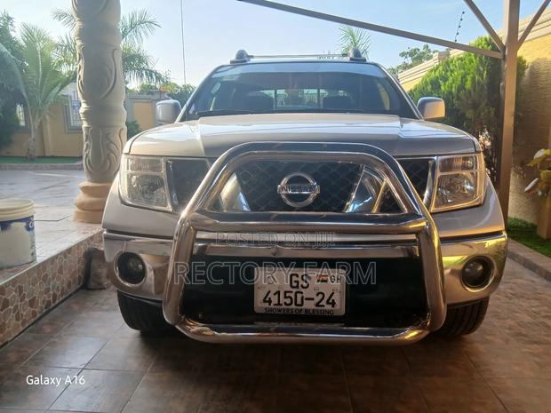 Nissan Navara 2014 Silver · Photo 2
