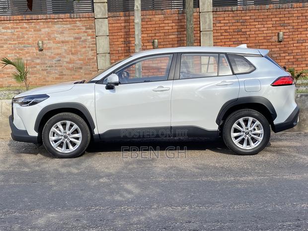 New Toyota Corolla Cross LE 2025 White · Photo 2