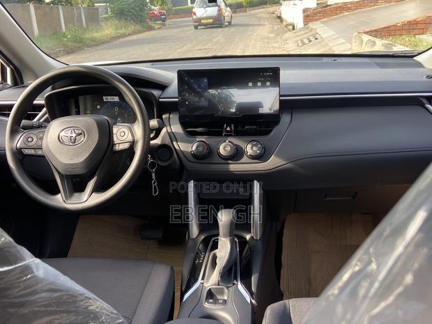 New Toyota Corolla Cross LE 2025 White · Photo 4