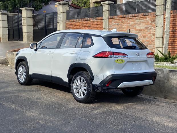 New Toyota Corolla Cross LE 2025 White · Photo 6