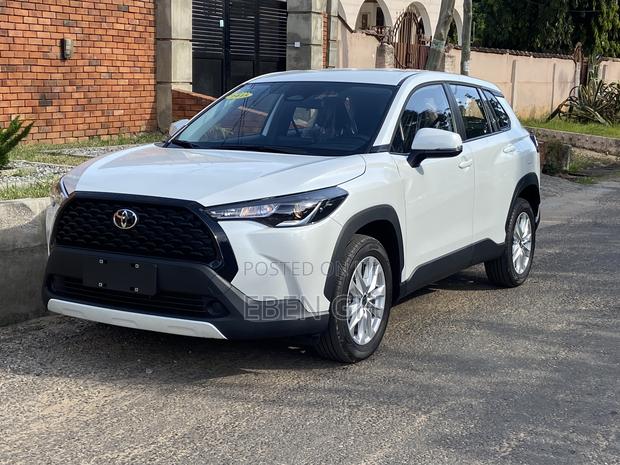 New Toyota Corolla Cross LE 2025 White · Photo 7