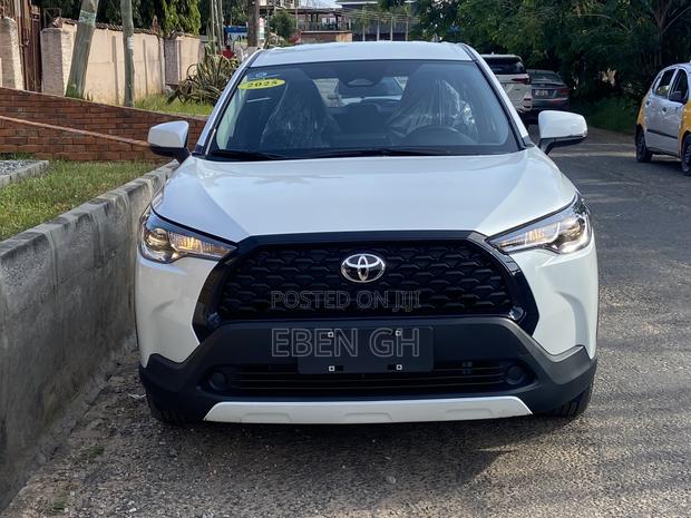 New Toyota Corolla Cross LE 2025 White · Photo 8