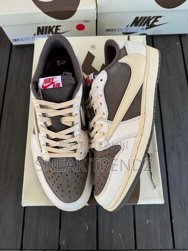 Air Jordan 1 Og X Travis Scott Mocha · Photo 2