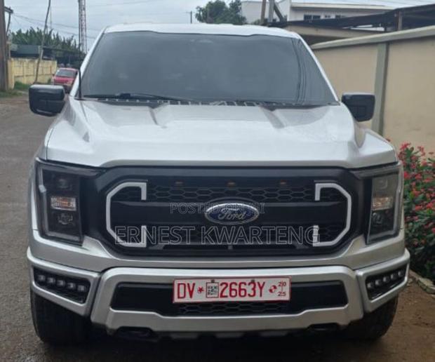 Ford F-150 XLT 2022 Silver · Photo 2