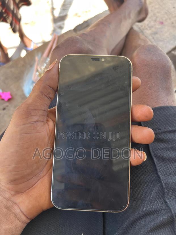 Apple iPhone 12 Pro 128 GB Gold · Photo 1