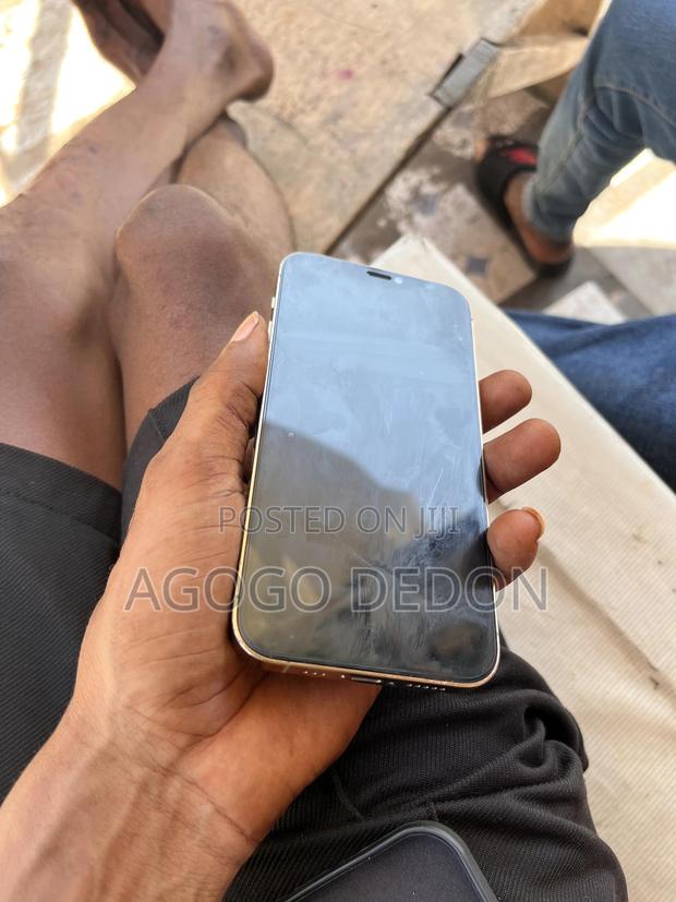 Apple iPhone 12 Pro 128 GB Gold · Photo 4