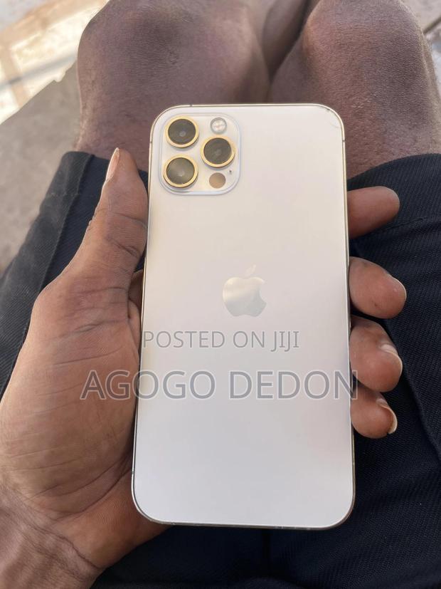 Apple iPhone 12 Pro 128 GB Gold · Photo 2