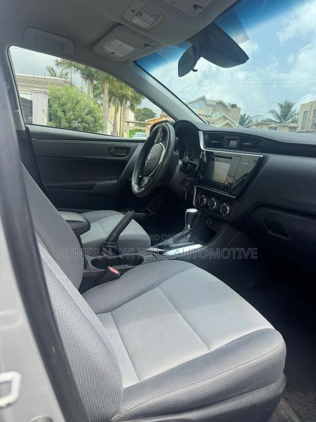 Toyota Corolla LE 4dr Sedan (1.8L 4cyl CVT) 2017 Silver · Photo 7