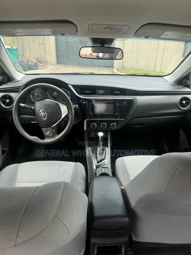 Toyota Corolla LE 4dr Sedan (1.8L 4cyl CVT) 2017 Silver · Photo 6