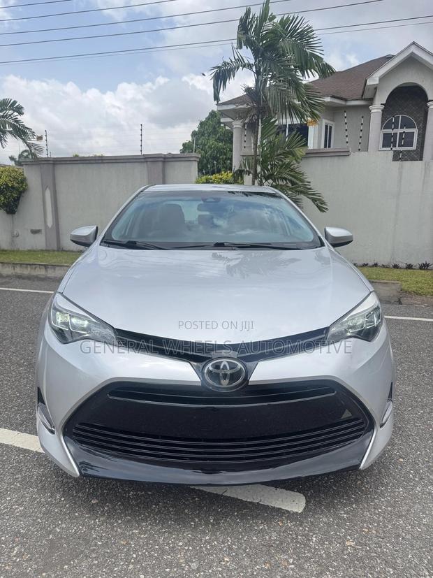 Toyota Corolla LE 4dr Sedan (1.8L 4cyl CVT) 2017 Silver · Photo 2