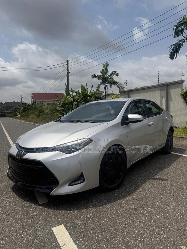 Toyota Corolla LE 4dr Sedan (1.8L 4cyl CVT) 2017 Silver · Photo 3