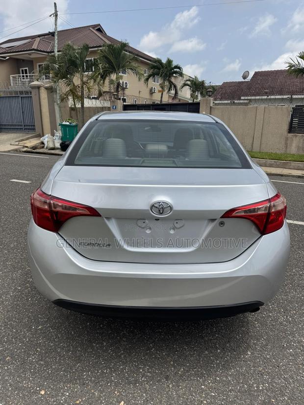 Toyota Corolla LE 4dr Sedan (1.8L 4cyl CVT) 2017 Silver · Photo 4