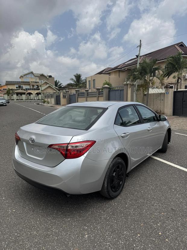 Toyota Corolla LE 4dr Sedan (1.8L 4cyl CVT) 2017 Silver · Photo 5