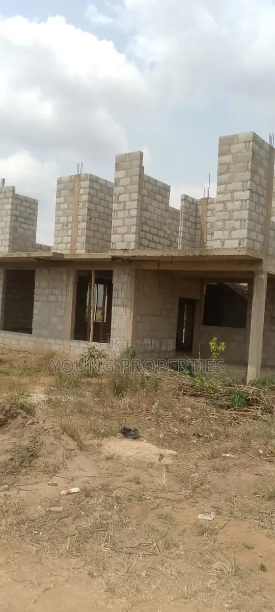 5bdrm House in Amasaman Dankyie for sale · Photo 1
