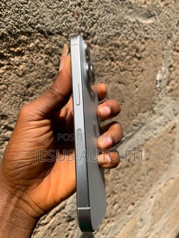 Apple iPhone 15 Pro 128 GB Green · Photo 1