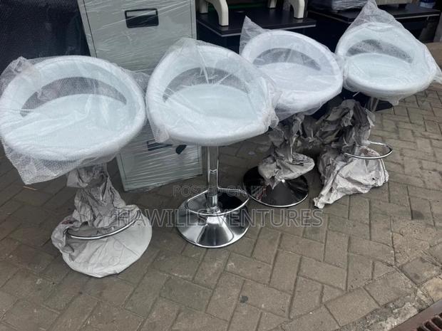 Fragile Bar Stool · Photo 1