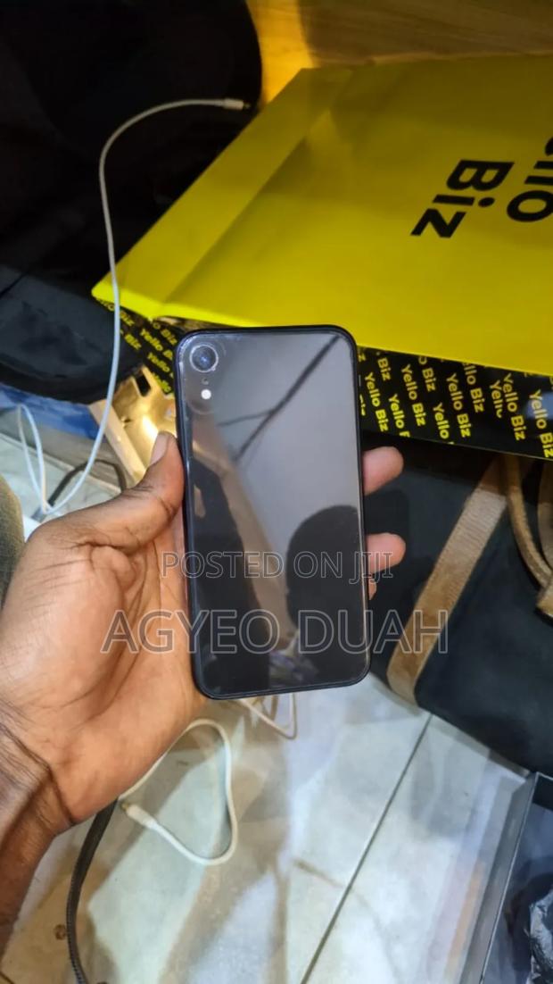 Apple iPhone XR 128 GB Black · Photo 1