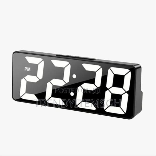 Led Mirror Electriconic Usb Battery Dual Purpose Digital Alarm Clock · Photo 2