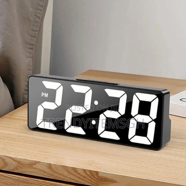 Led Mirror Electriconic Usb Battery Dual Purpose Digital Alarm Clock · Photo 1