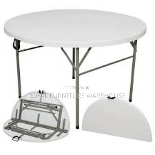 Foldable White Table With the Diameter of 154cm · Photo 1