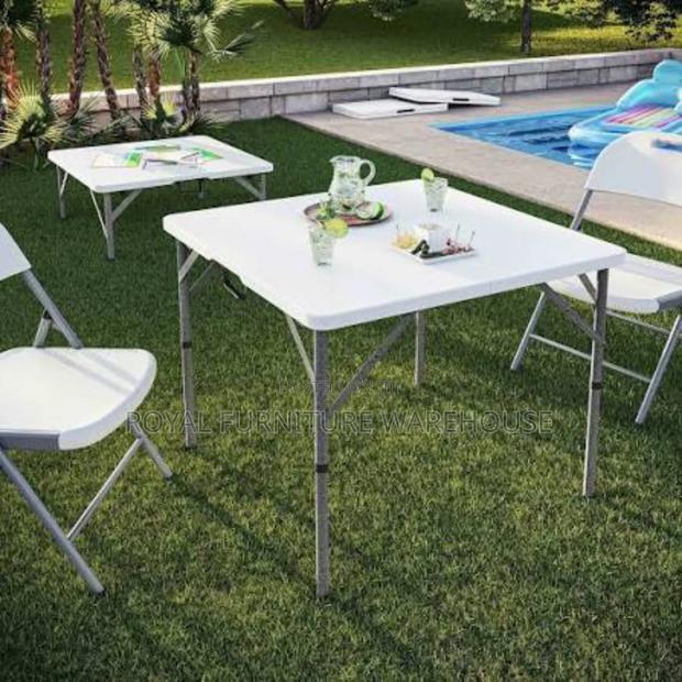 Foldable Table of 86 Cm Square · Photo 2