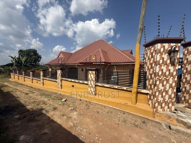 6bdrm House in Effiduase, Ejisu-Juaben Municipal for sale · Photo 8