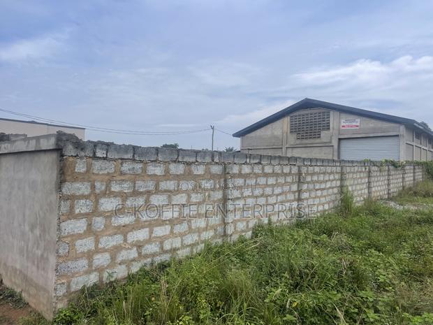 800 SQM Warehouse + Single Room Self Contain at Amasaman · Photo 3