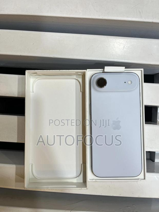 Apple iPhone 17 256 GB Blue · Photo 3