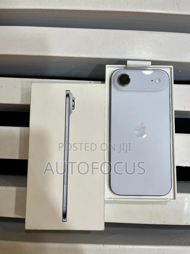 Apple iPhone 17 256 GB Blue · Photo 2