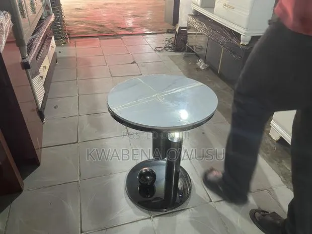 Side Table · Photo 1