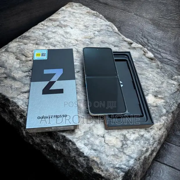 New Samsung Galaxy Z Flip 3 256 GB Black · Photo 1