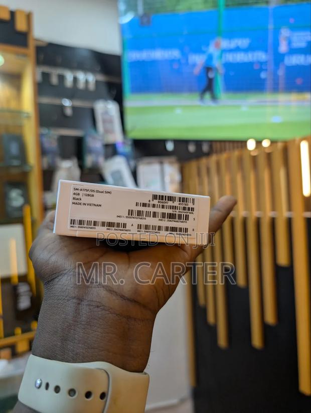 New Samsung Galaxy A17 128 GB Black · Photo 2
