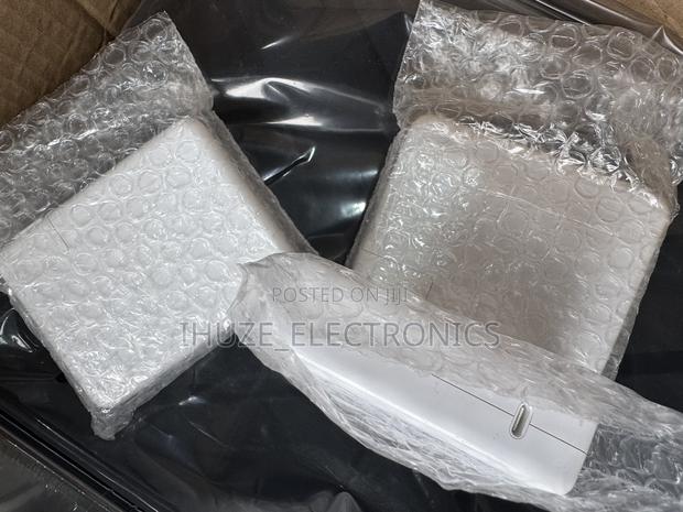 Apple 140w Usb-C Power Adapter for Macbook Pro 16inch (2021-2025) · Photo 3