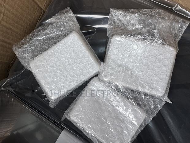 Apple 140w Usb-C Power Adapter for Macbook Pro 16inch (2021-2025) · Photo 1