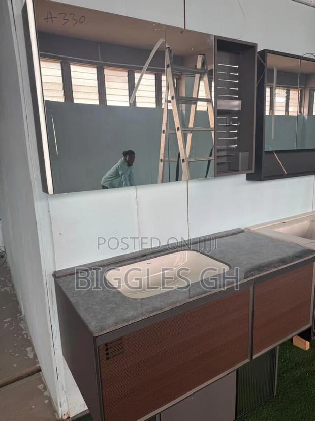 Marble Top Cabinet Basin With Mirror- 100cm · Photo 1
