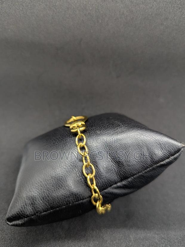 Knot Style Ladies Bracelet · Photo 3