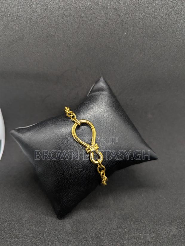 Knot Style Ladies Bracelet · Photo 1