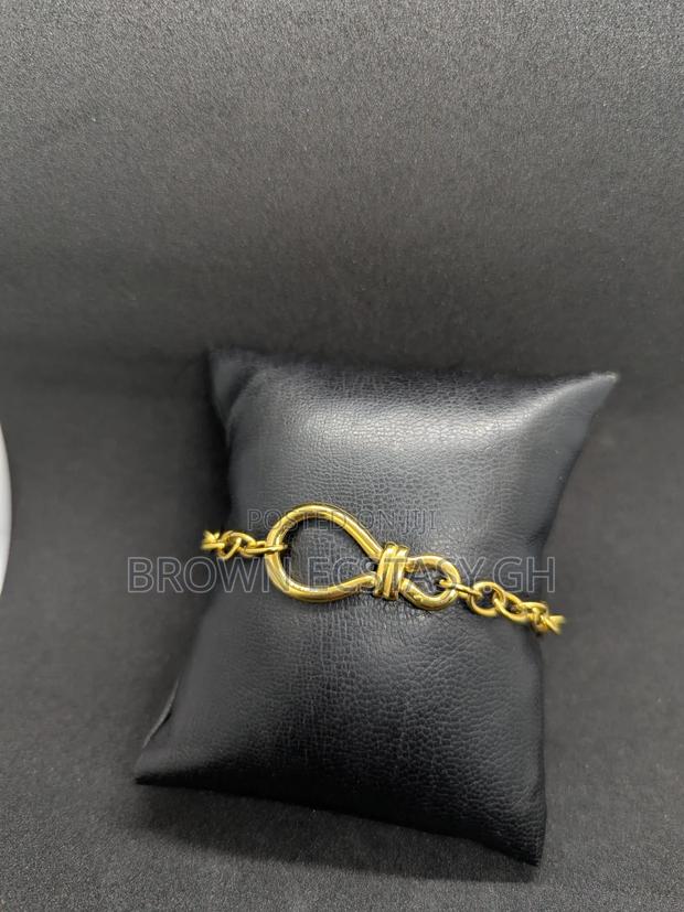 Knot Style Ladies Bracelet · Photo 2