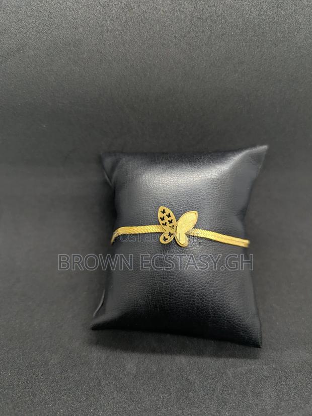 Butterfly Charm Ladies Bracelet · Photo 2