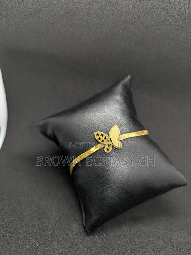 Butterfly Charm Ladies Bracelet · Photo 1