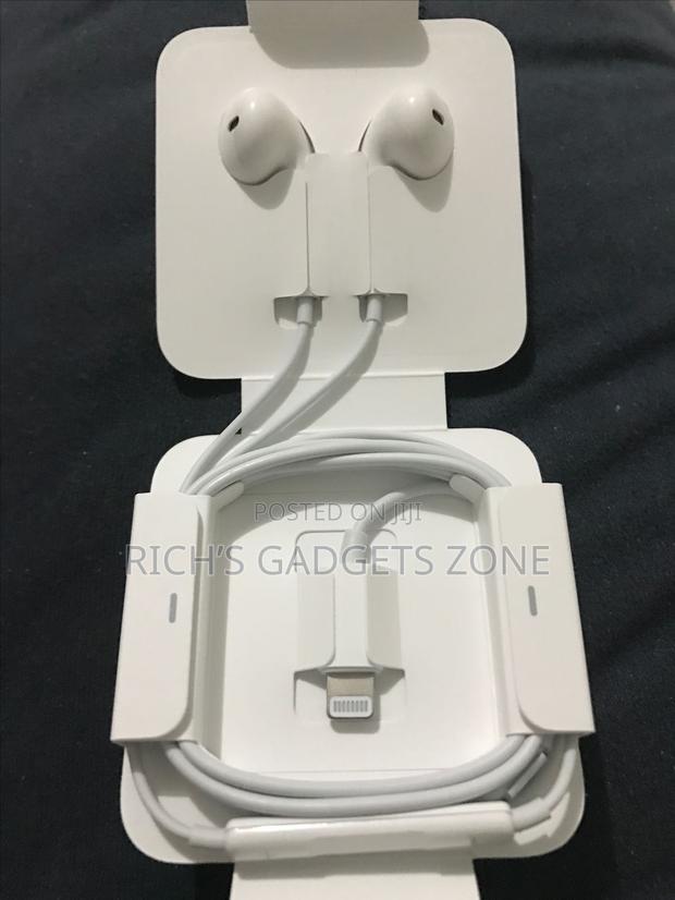 The Classic Wired Headset, Redesigned For Modern Apple Devices. · Photo 2
