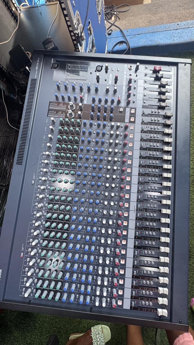Yamaha Mg 24 Channel Mixer · Photo 1