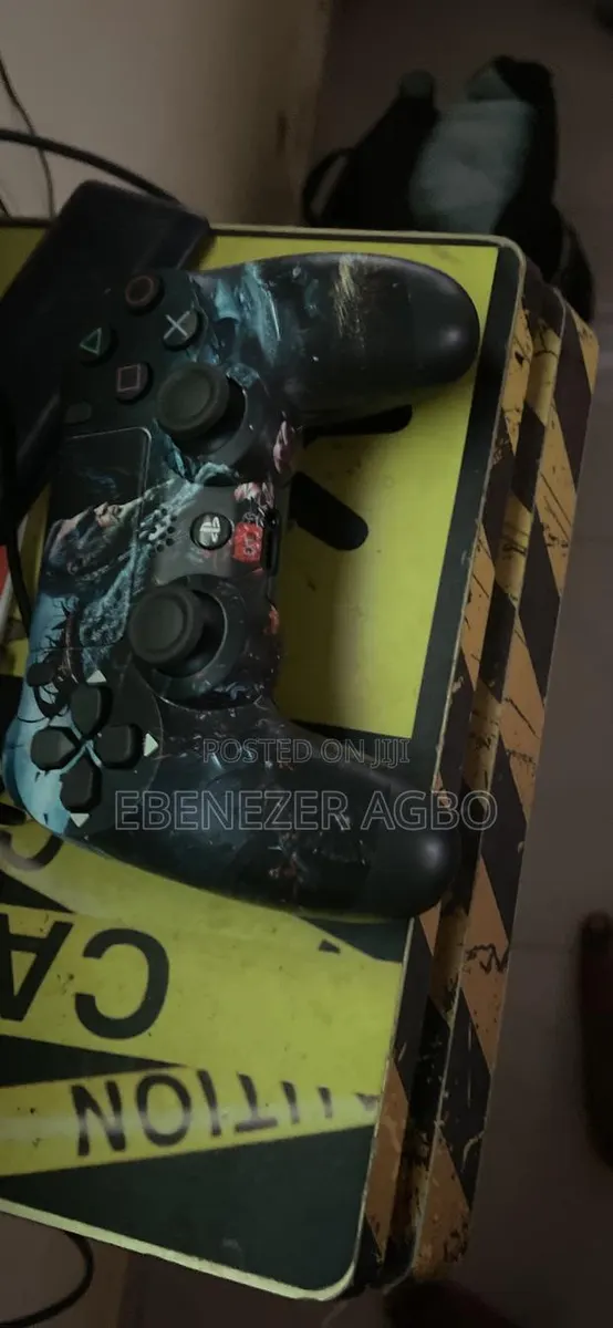 PS4 Jailbreak With Two Games and Two Controllers · Photo 1