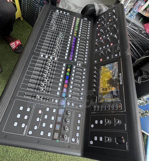 Midas M32 Live Digital Mixer · Photo 4